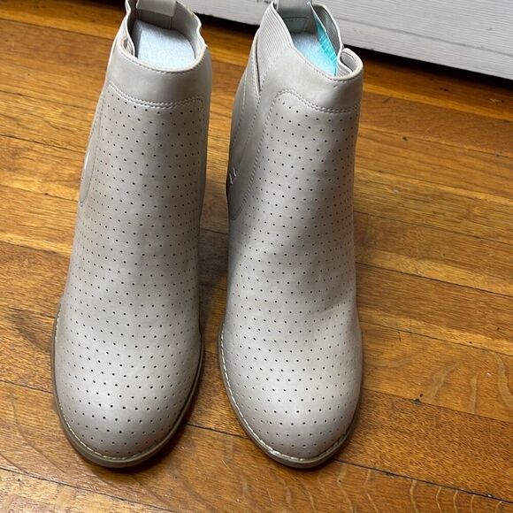 DV By Dolce Vita Gerdy Wedge Ankle Bootie Beige Nwt Size 8 Nwt - Picture 3 of 9